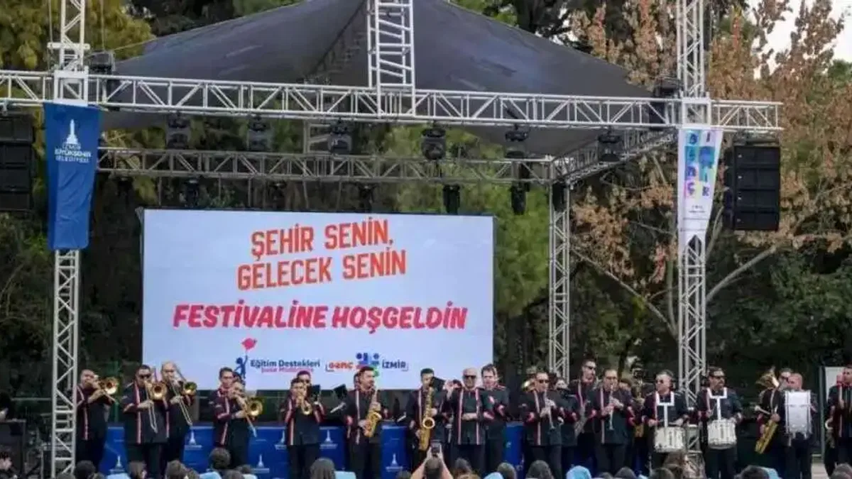Üniversiteli gençler İzmir’e festivalle “merhaba” dedi