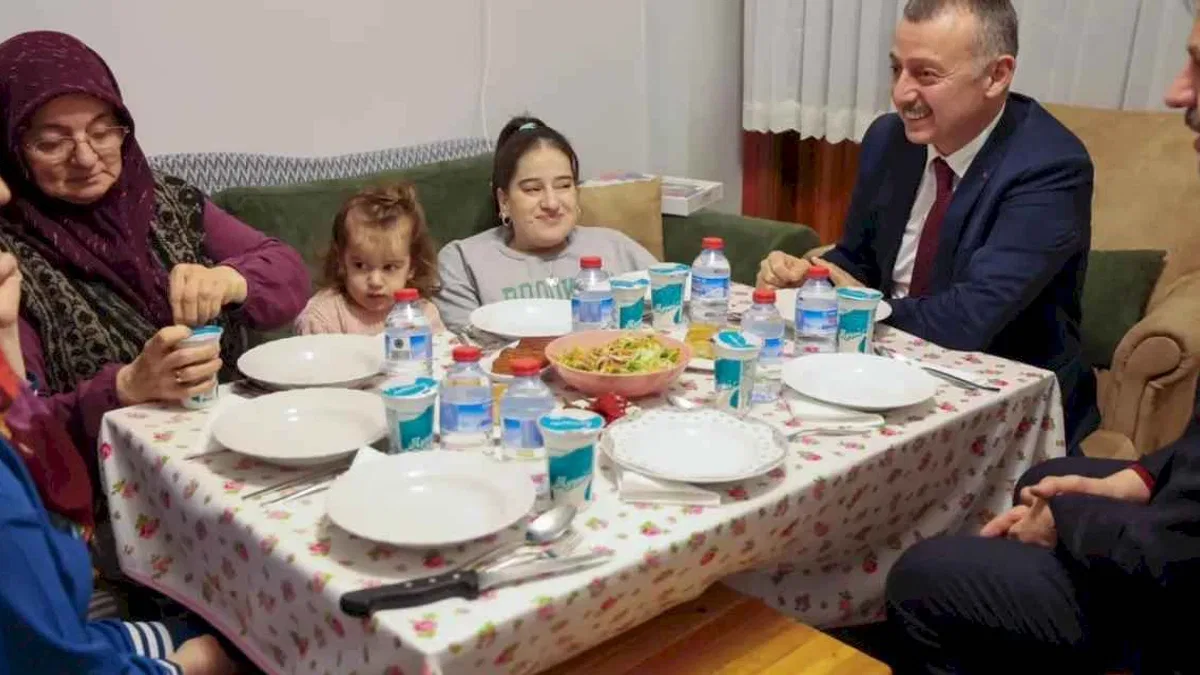 Kocaeli'de Büyükakın, Ramazan ayında ev ziyaretlerine devam ediyor