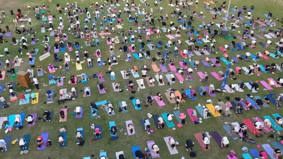 İzmir'de matlar çimlere serildi Kültürpark'ta yoga rüzgârı esti