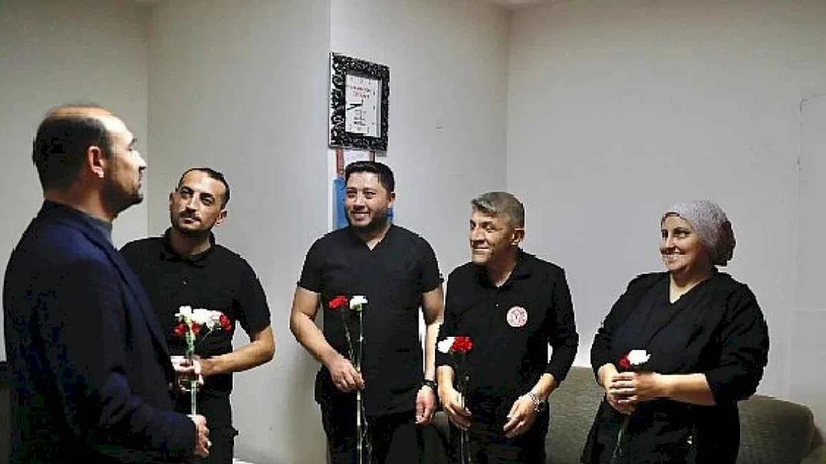 Tıp Bayramı'nda Sağlık Çalışanlarına Karanfil Dağıtıldı