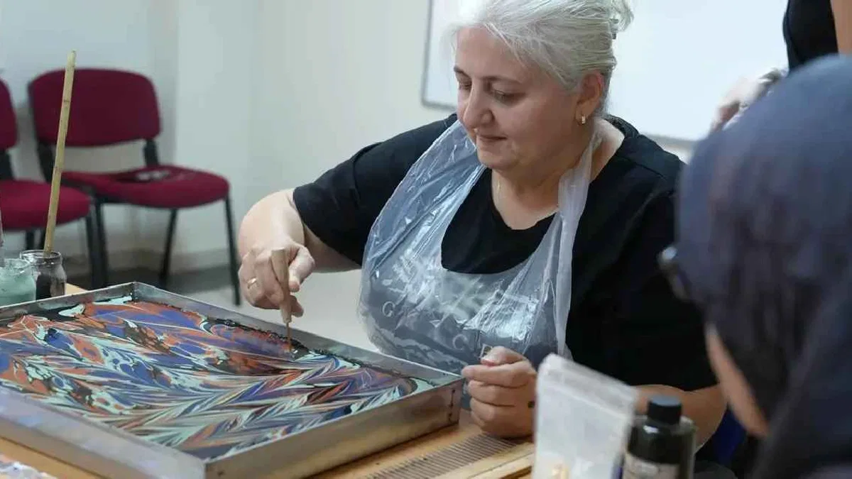 Ankara Keçiören’de şehit yakınlarına ebru sanatı workshopu