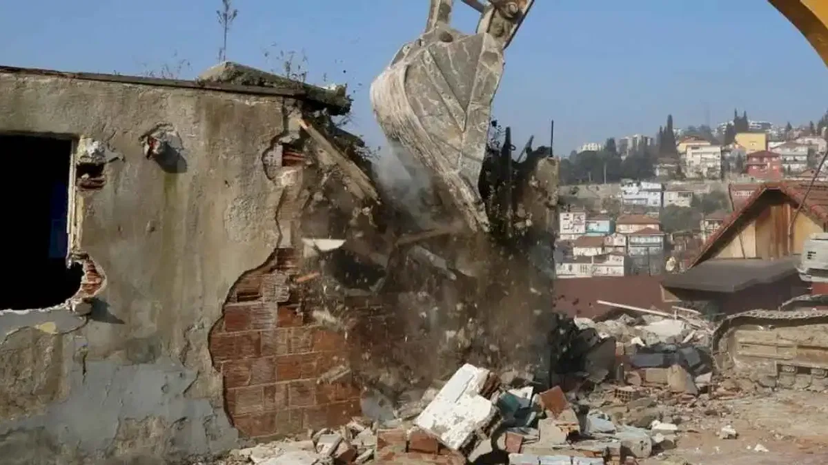 Kocaeli Cedit'te 7 bina daha yıkıldı