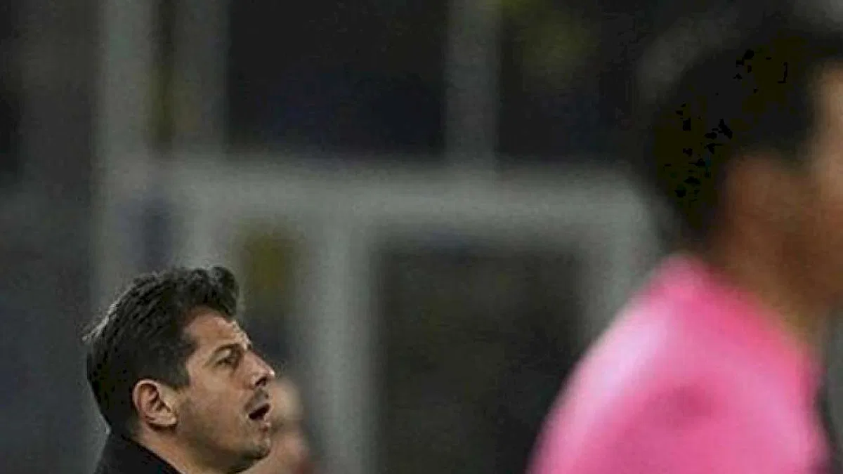 Emre Belözoğlu maç bitmeden soyunma odasına gitti!