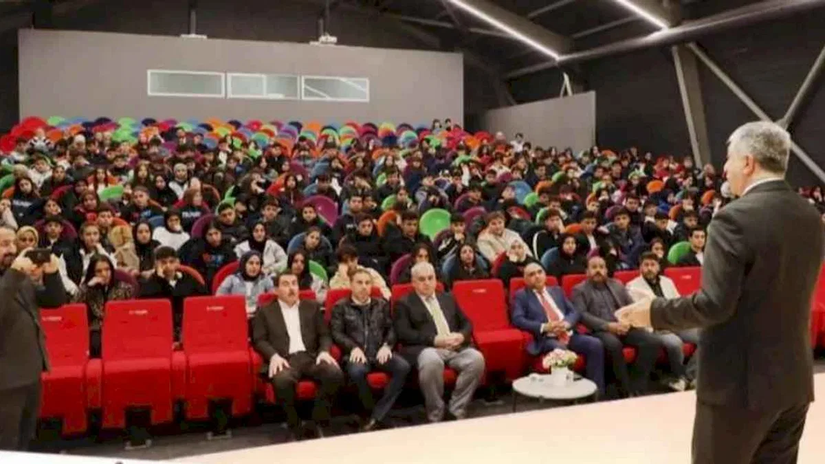 Başkan Ömeroğlu Kariyer Günleri'nde öğrencilerle buluştu.