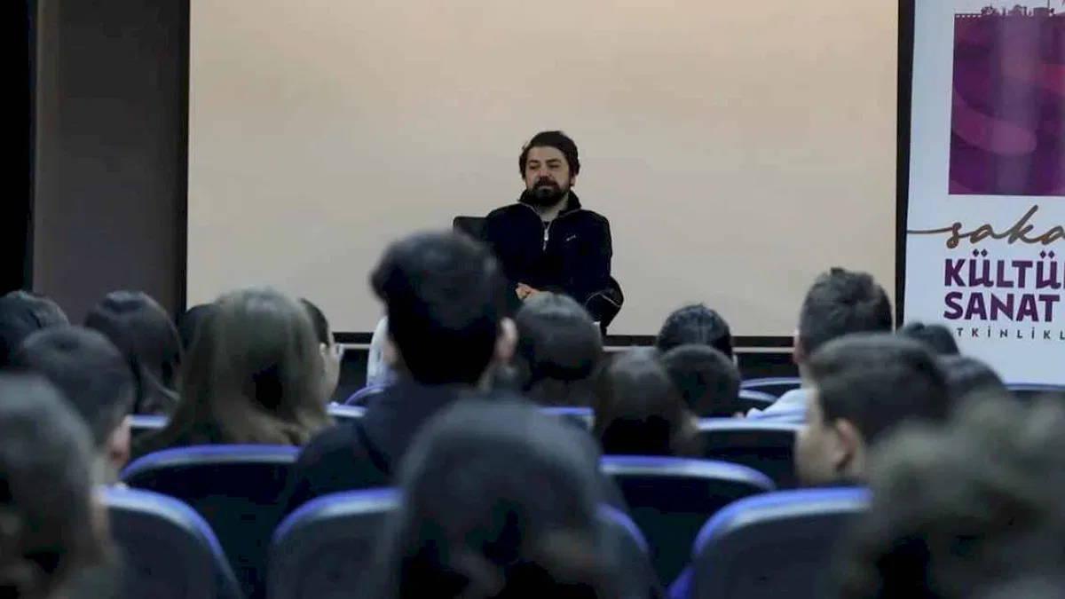 Sakarya'da yazar Yanık edebiyatsever gençlerle buluştu