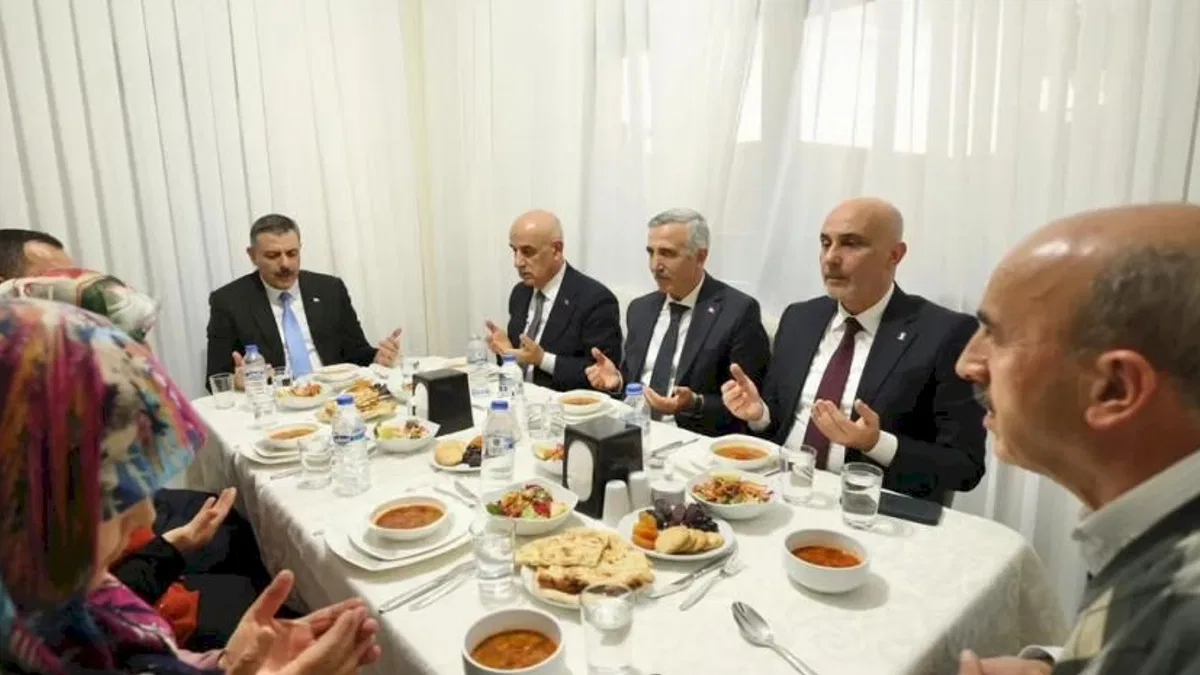 Bakan Çiftçi depremzede aileyle iftar yaptı