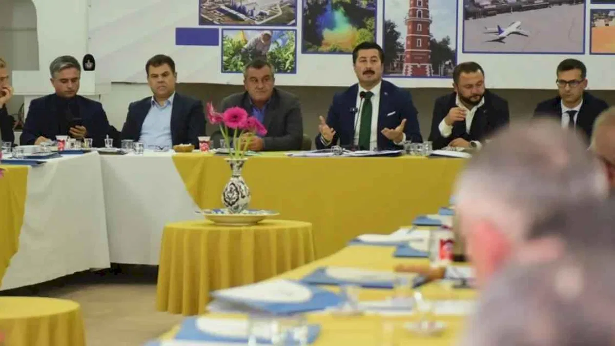 Başkan Özel muhtarlarla bir araya geldi