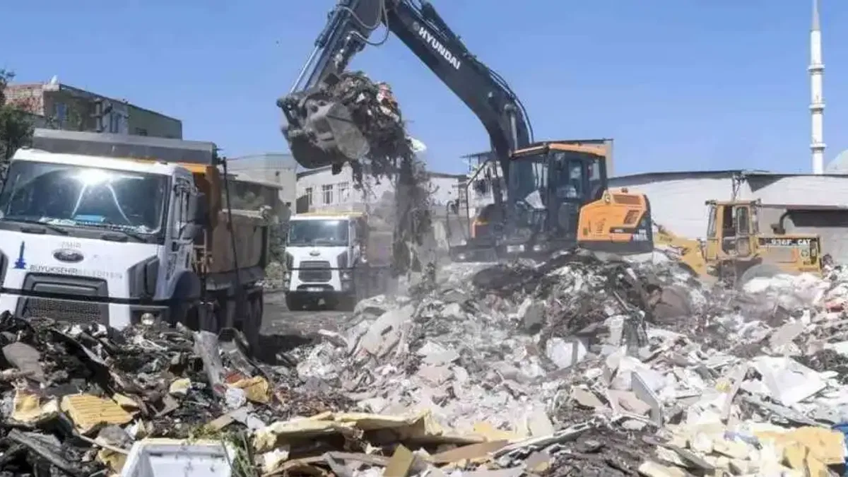 İzmir Buca'da temizlik operasyonu