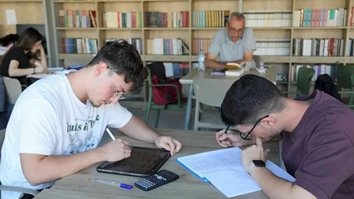 Bayraklı kütüphaneleri gençlerin hayallerine kapı açtı