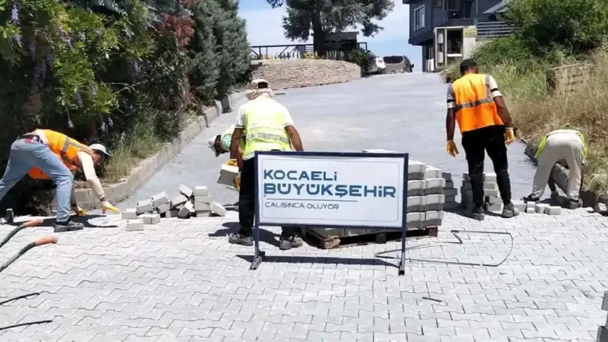 Gölcük Halıdere’de 3 sokakta parke yollar yenilendi