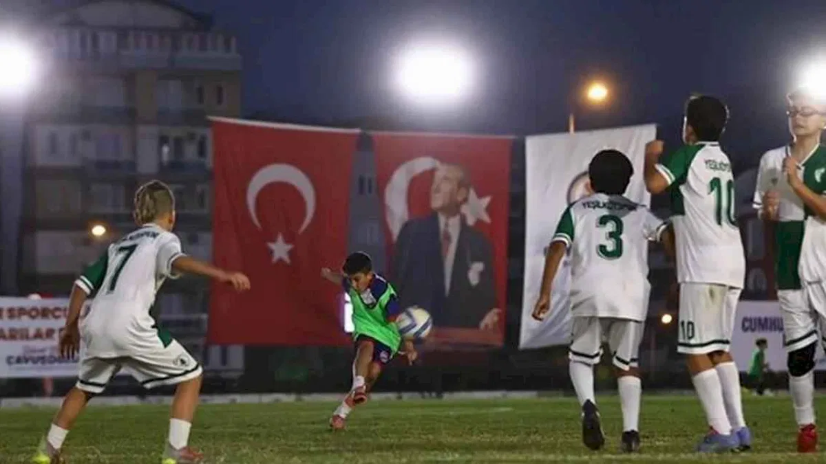 Denizli'de Gençler 'Cumhuriyet' için sahaya çıktı