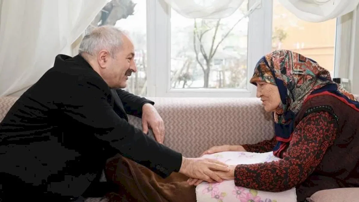 Kocaeli Gebze’de 100 yaşındaki Hesna Teyzeye ziyaret