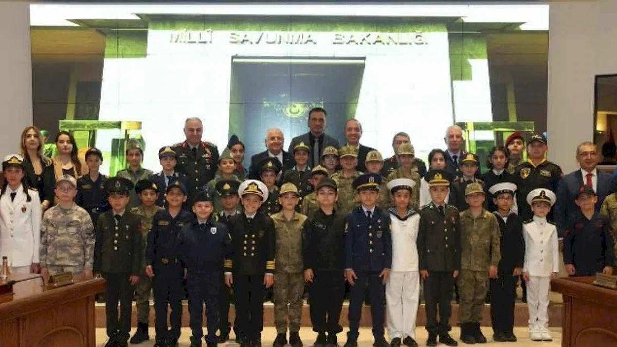 Bakan Güler, TRT Çocuk Korosu ile buluştu