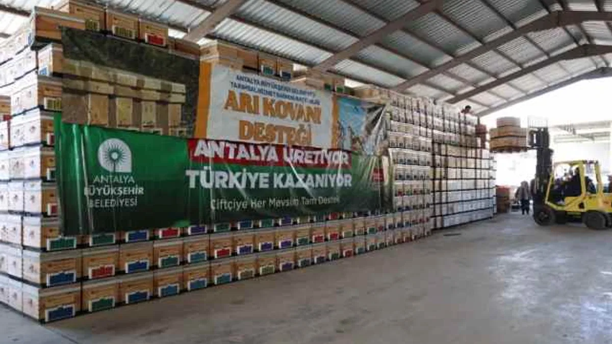 Antalya Büyükşehir’den arıcılara kovan desteği