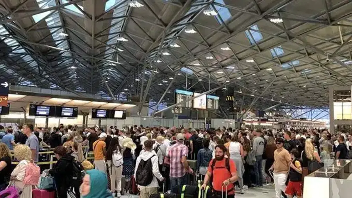 Avrupa ve ABD'de personel eksikliği nedeniyle havalimanlarında kaos yaşanıyor