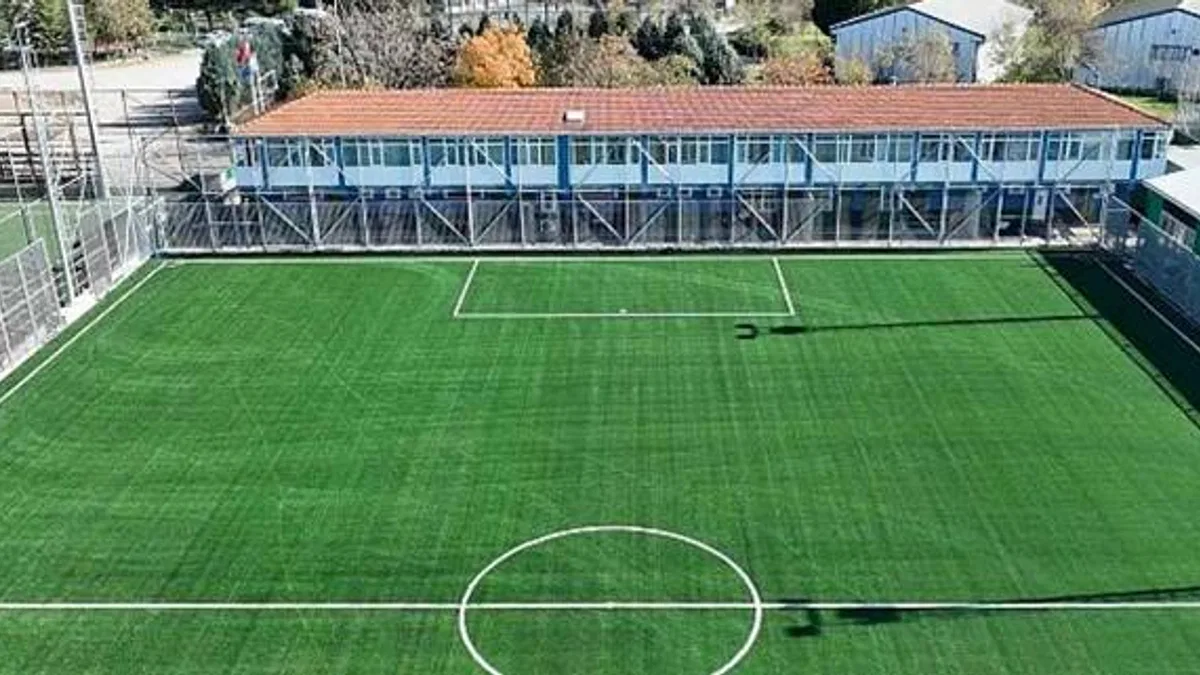 Vinsan'da yeni futbol sahası gün sayıyor