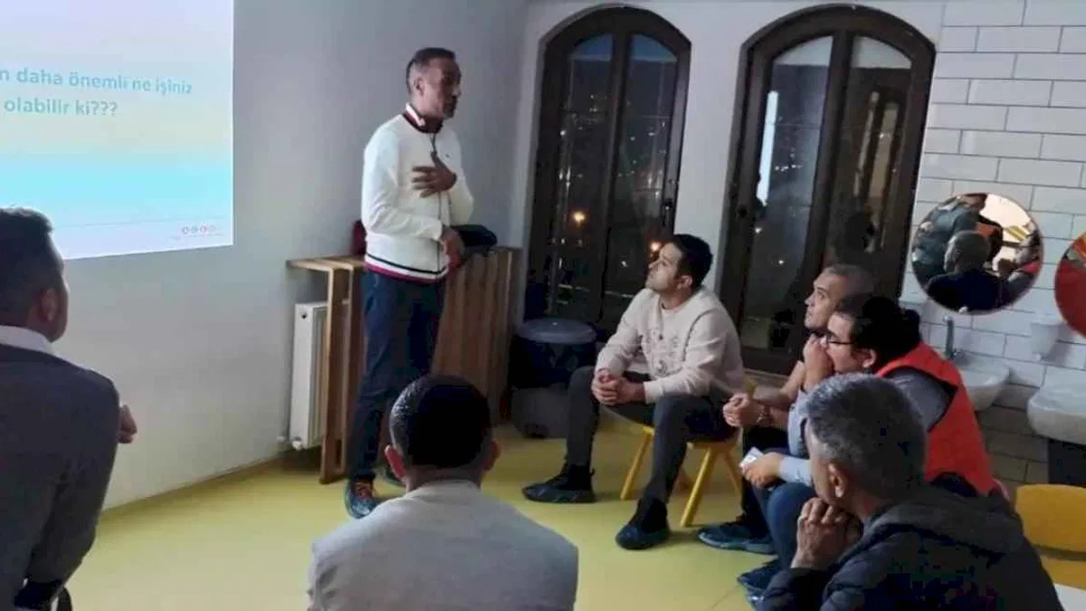 İzmit Belediyesi ve AÇEV işbirliğiyle babalar bilgileniyor