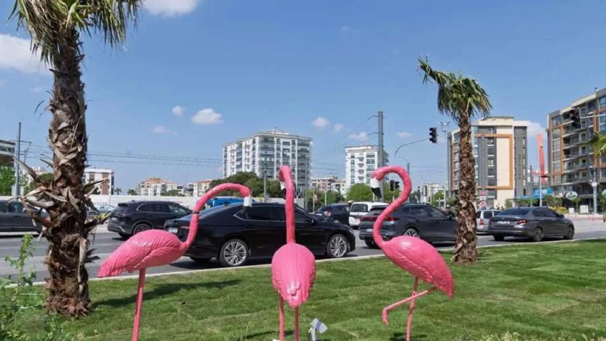 İzmir yaza çiçek açarak hazırlanıyor