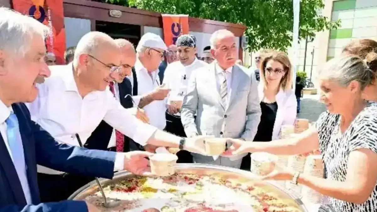 Başkan Sami Er, aşure dağıtım programında vatandaşlarla buluştu