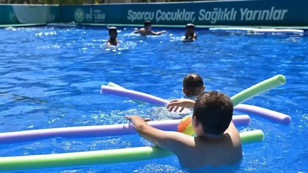 Manisa’da çocuklar hem serinleyecek hem yüzme öğrenecek