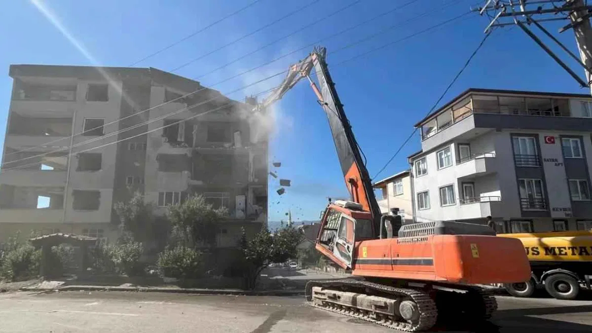 Derince’de ağır hasarlı binaya ilk kepçe
