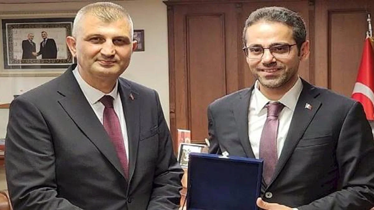 Dışişleri Bakan Yardımcısı Yasin Ekrem Serim, Gölcük Belediye Başkanı Ali Yıldırım Sezer'i makamında ziyaret etti