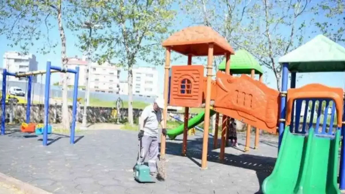 Çayırova’daki parklarda temizlik çalışmaları sürüyor
