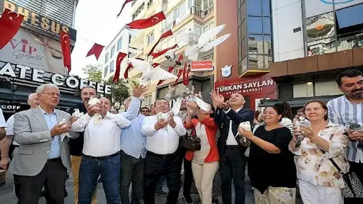 Konak'ta Güvercinler Barış Umuduyla Uçtu