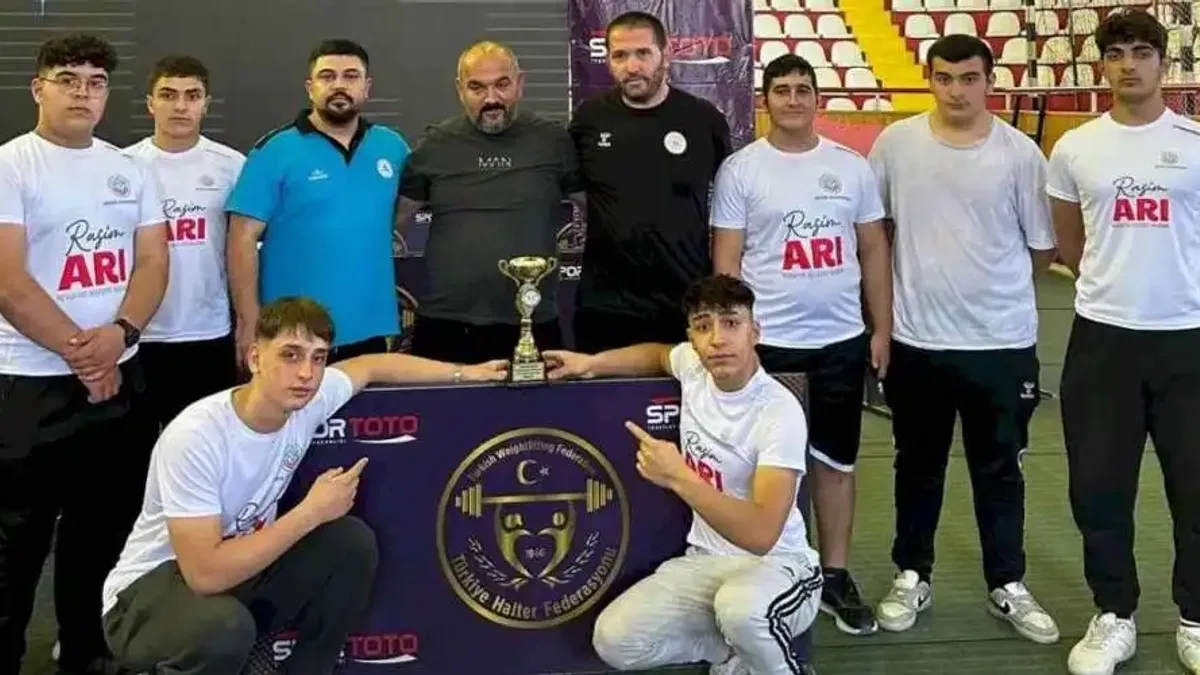 Nevşehir Belediyesi Gençlik ve Spor Kulübü Halter Takımı yıldızlarda Türkiye beşincisi oldu
