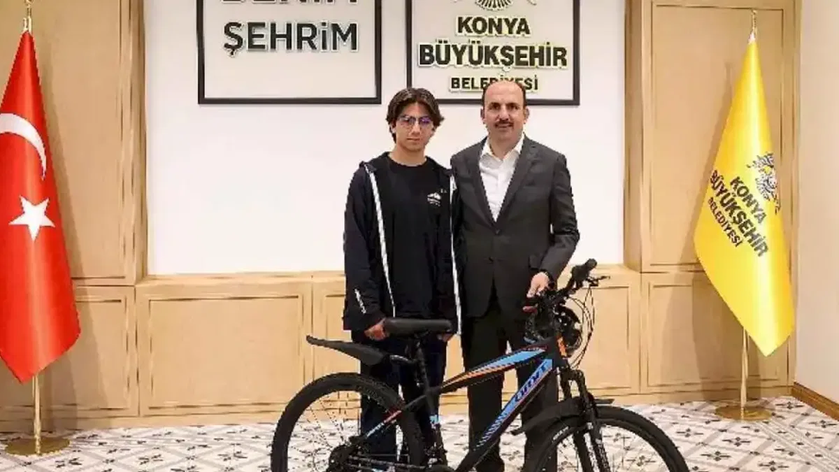 Başkan Altay örnek olan liseli gençle buluştu