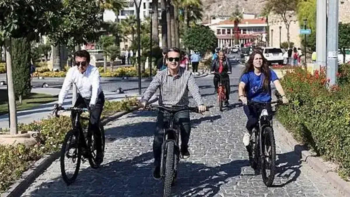 Bisiklet tutkunları Çeşme'de pedal çevirecek