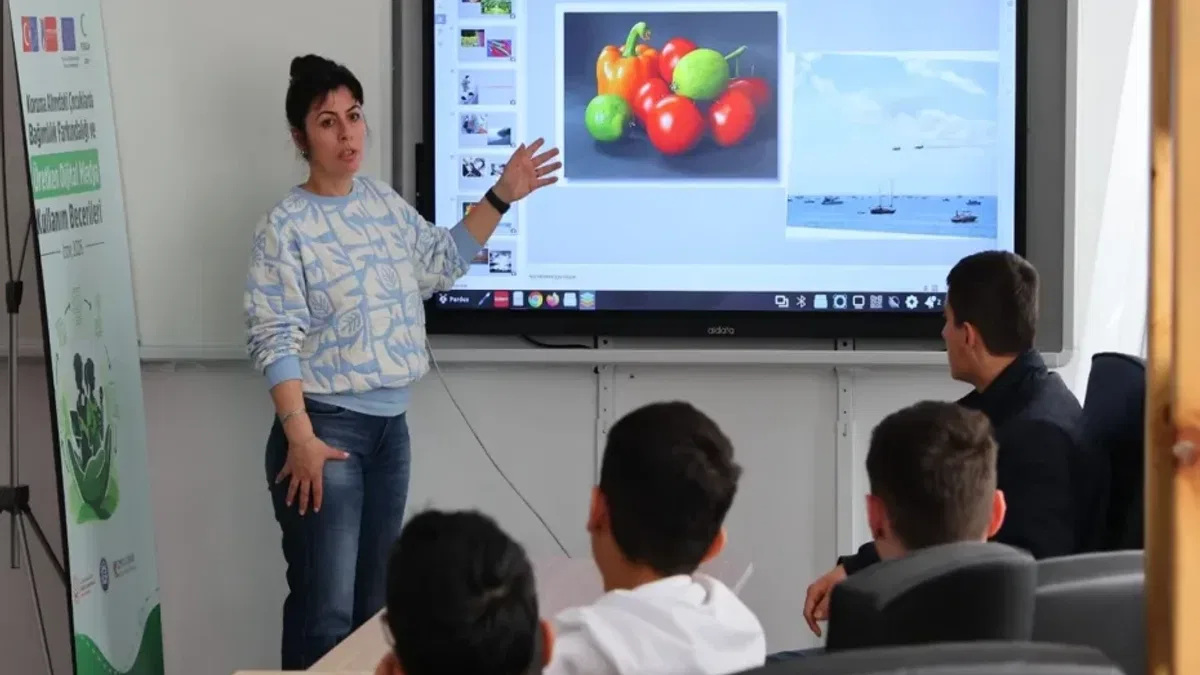 YEŞİLAY İzmir'den çocuklara dijital farkındalık eğitimi