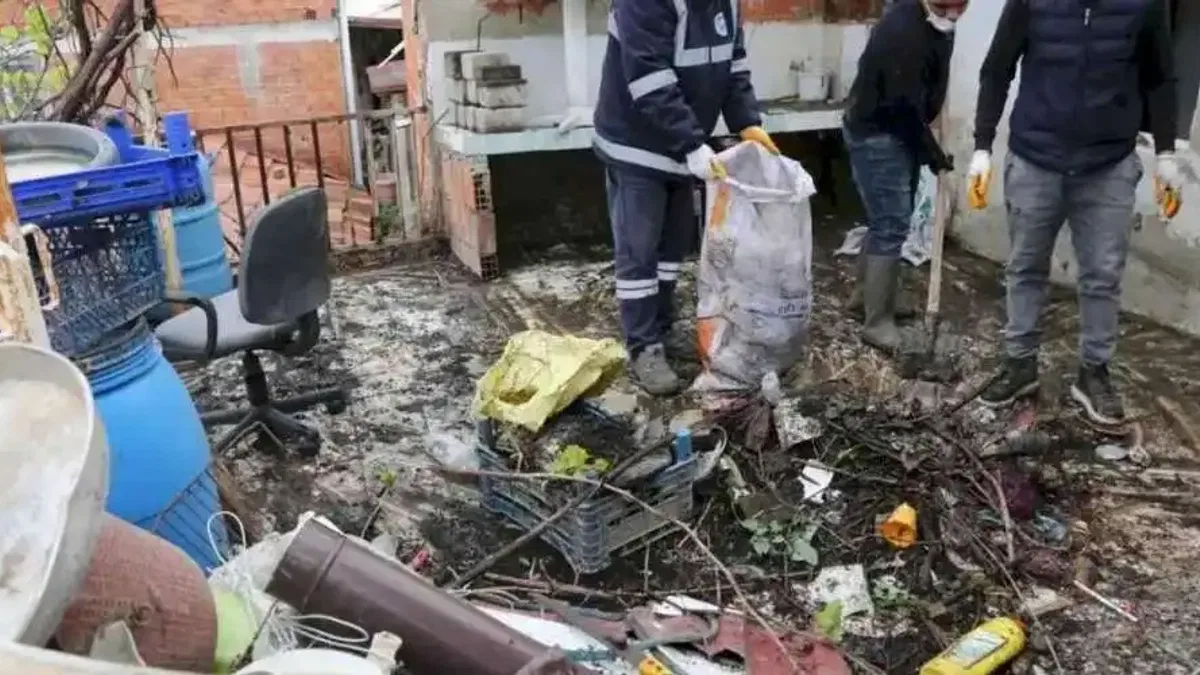 İzmir'de Efes Selçuk'ta çöp ev temizliği