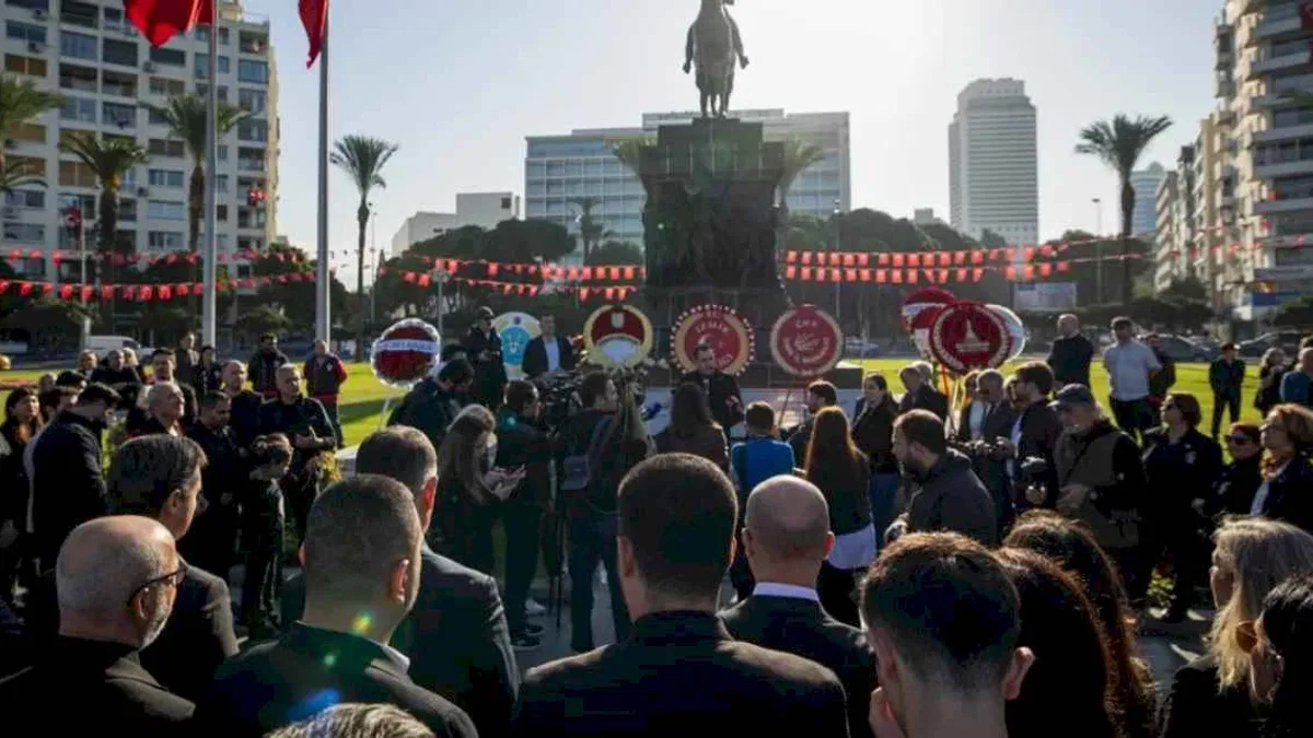 CHP İzmir Ata’sını andı
