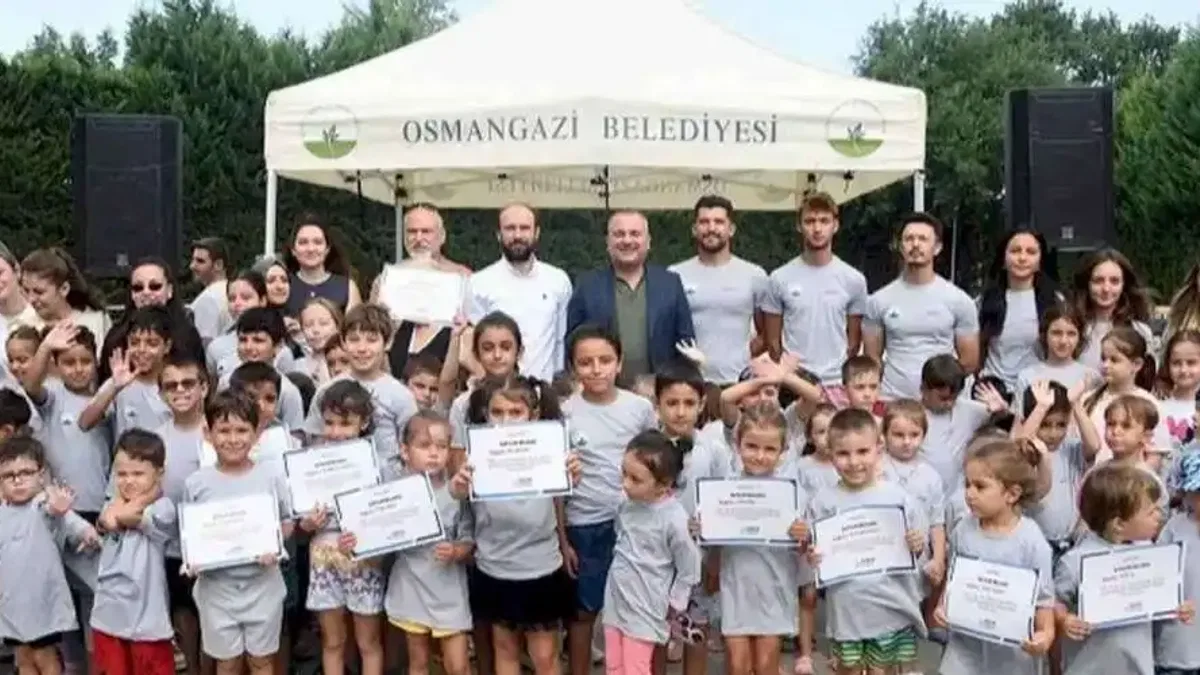Bursa Osmangazi’de minikler yaz tatilinde yüzmeyi öğrendi