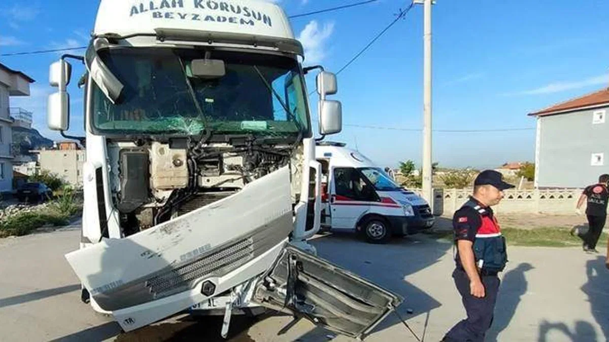 Denizli'de midibüsle tırın çarpışması sonucu 17 işçi yaralandı