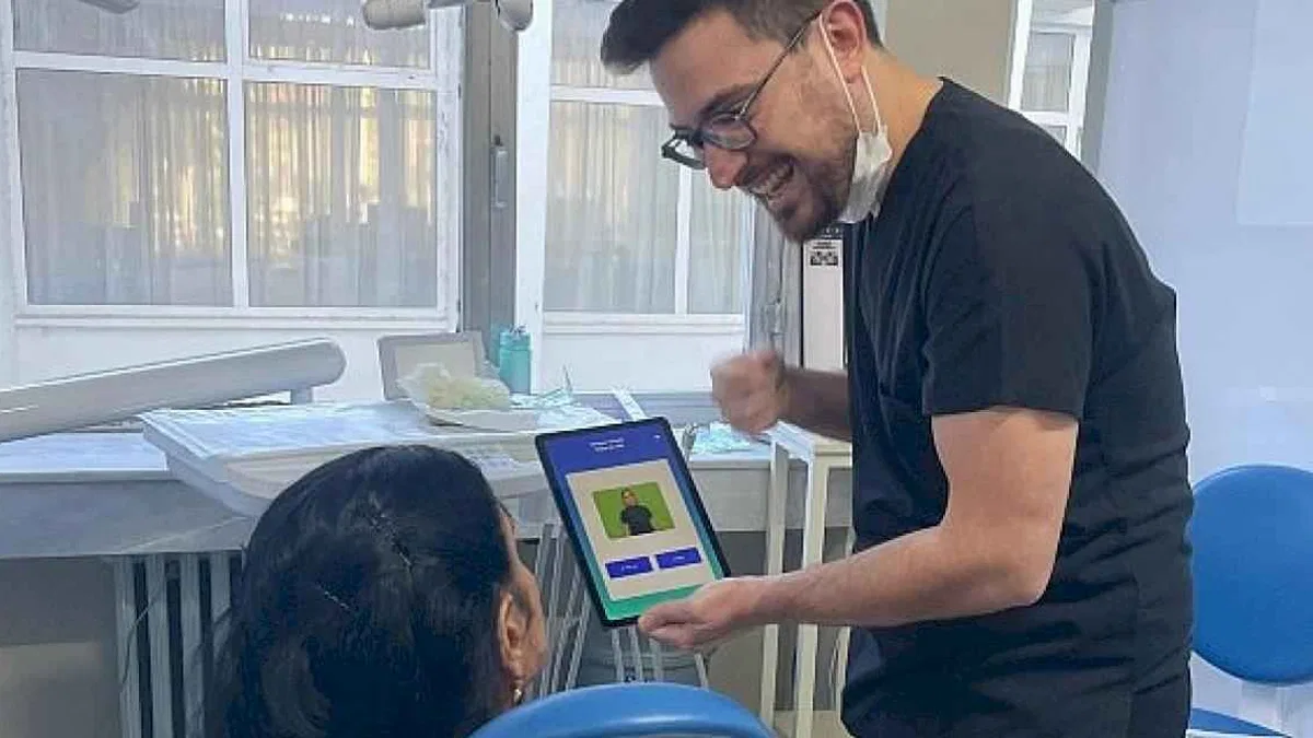 "Diş Hekimimi Duyuyorum" uygulaması işitme engelli bireylerin kullanımına sunuldu