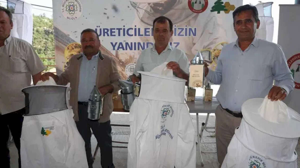 Muğla’da arıcılara ekipman desteği