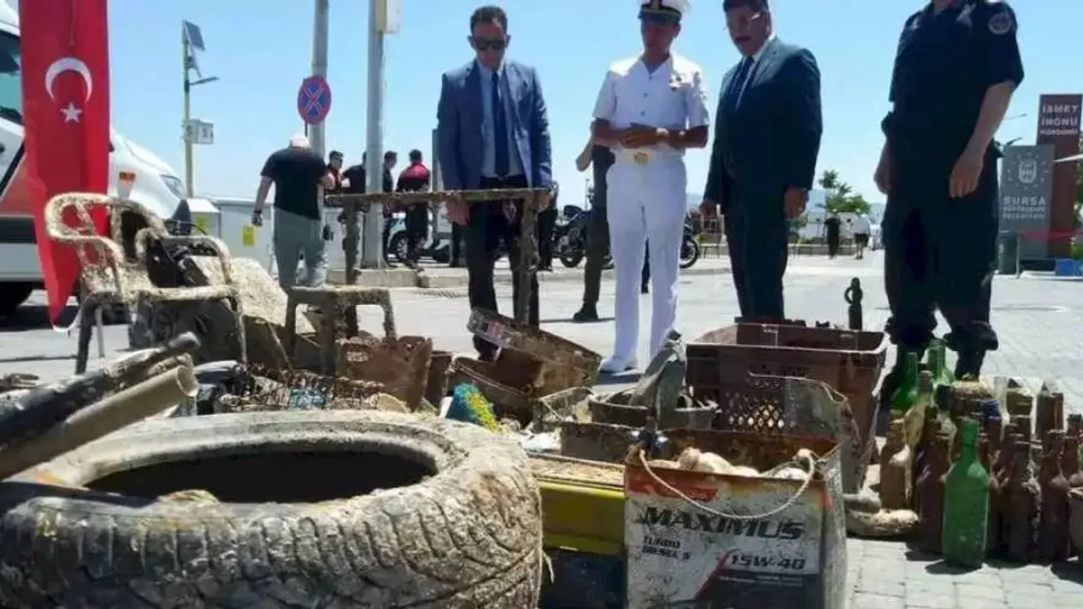 Mudanya'da Sahil Güvenlik'ten denizlere nefes aldıran temizlik
