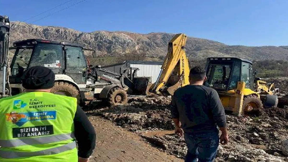Adıyaman'da çamura saplanan iş makinası kurtarıldı