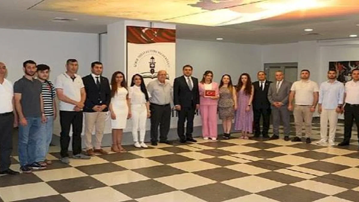 Azerbaycanlı Öğretmen ve Eğitim Yöneticileri İzmir İl Milli Eğitim Müdürü Dr. Murat Mücahit Yentür'ü Makamında Ziyaret Etti