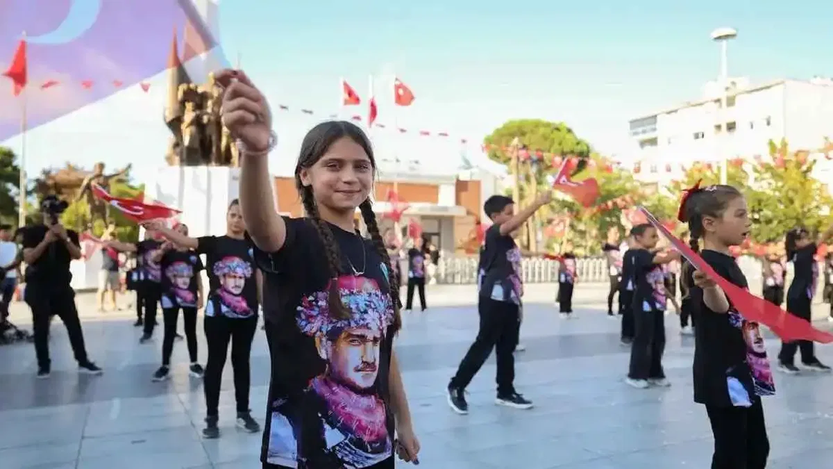 Zafer Bayramı Manisalı çocukların neşesiyle kutlandı