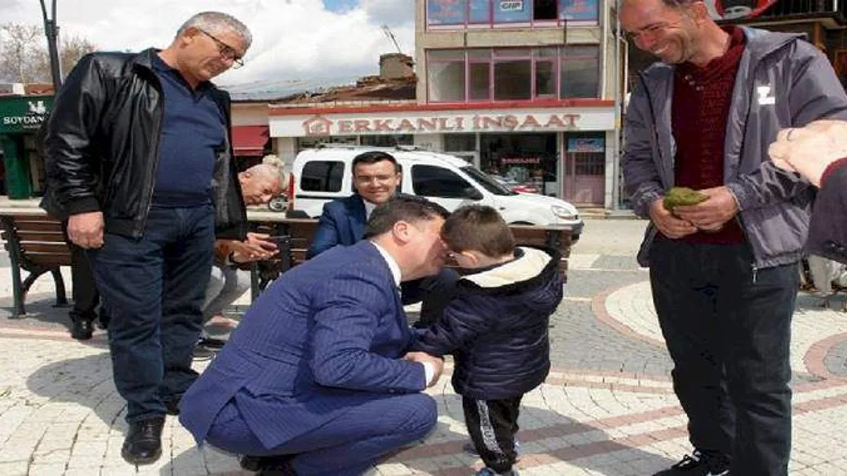CHP’li Tüzün Pazaryeri'nde vatandaşla bayramlaştı