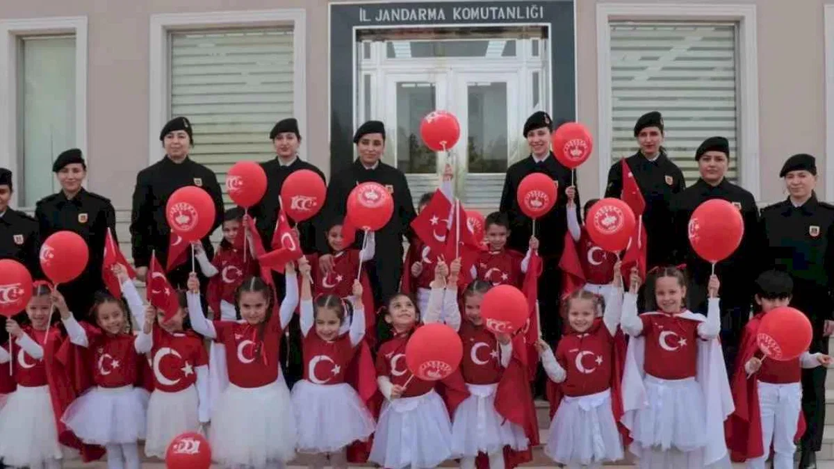 İzmir Gaziemirli öğrencilerden jandarmaya ziyaret