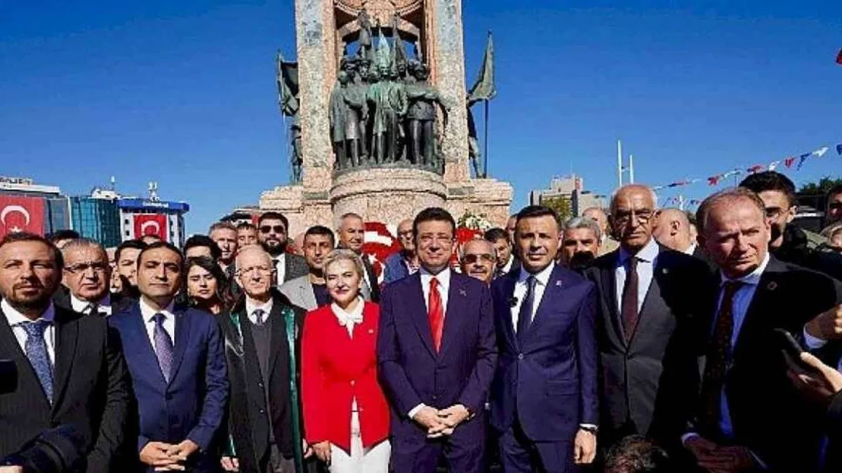 Ekrem İmamoğlu Türkiye Cumhuriyeti'nin 101'inci kuruluş yıldönümü, Taksim Cumhuriyet Anıtı'nda gerçekleştirilen çelenk koyma töreniyle kutlandı