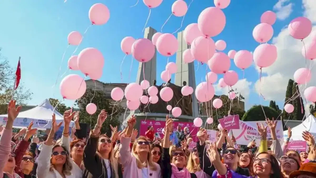 İstanbul Bakırköy'de pembe balonlar farkındalık için gökyüzünde