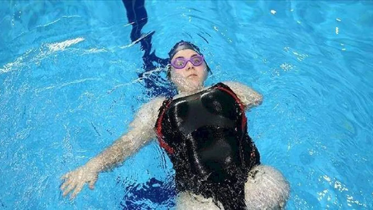 Hayata tek koluyla tutunan başarılı yüzücü Beyza Nur Sezgin'in hedefi milli takım!