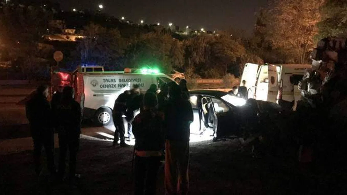 Kayseri'de otomobilin istinat duvarına çarptığı kazada 1 kişi öldü, 3 kişi yaralandı