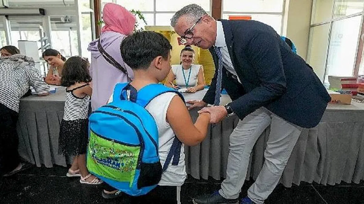 Gaziemir Belediyesi'nden bin 746 öğrenciye okul çantası