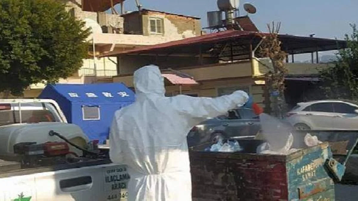 Deprem bölgesi hastalık ve haşere oluşumuna karşı ilaçlanıyor
